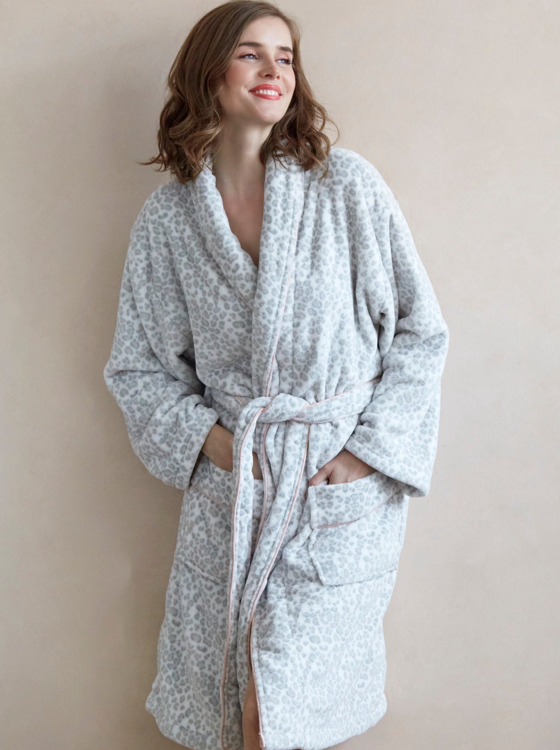 Shiraleah Lelo Leopard Print Robe, Grey